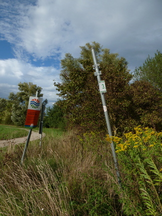 Wegweiser an der Sdseite des Bahnhofs Lohhof